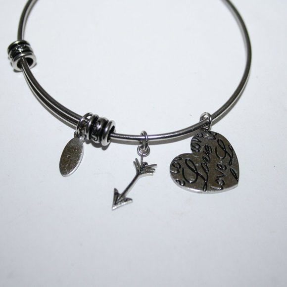 Love heart arrow charm bangle bracelet - Picture 3 of 4